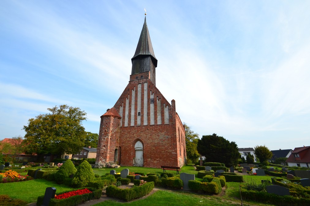 St. John church Schaprode with cemetery, © Tourismuszentrale Rügen