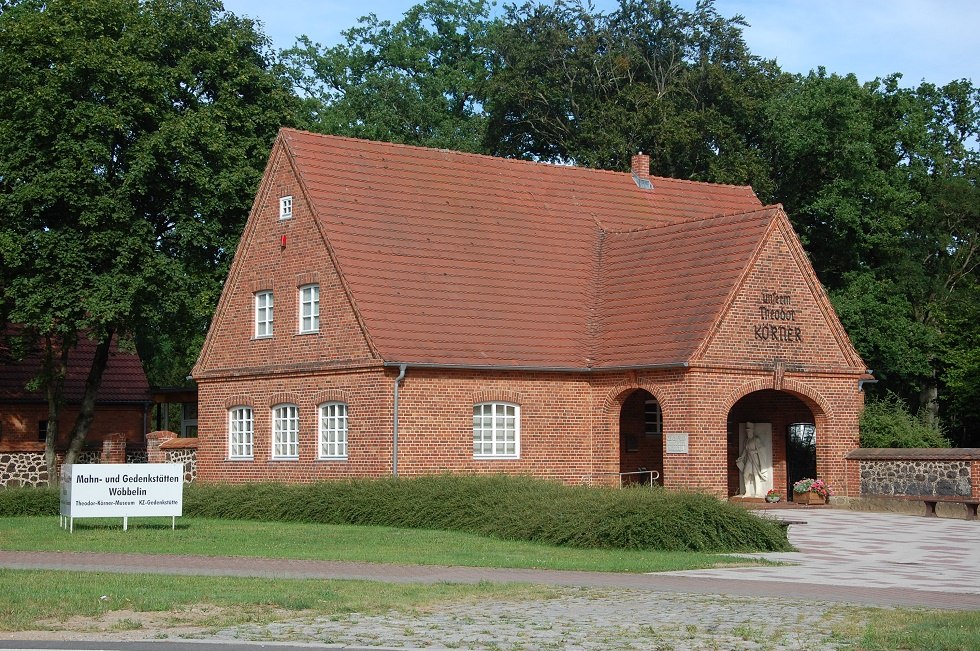 W strefie wejściowej ceglanego budynku znajduje się płaskorzeźba Körnera., © Gabriele Skorupski