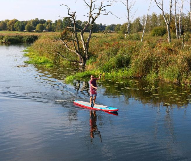 Mit dem SUP - Stand Up Paddle Board auf der Peene bei Demmin unterwegs in Mecklenburg-Vorpommern.
Mecklenburgische Seenplatte // &copy; TMV/Sebastian Hugo Witzel
