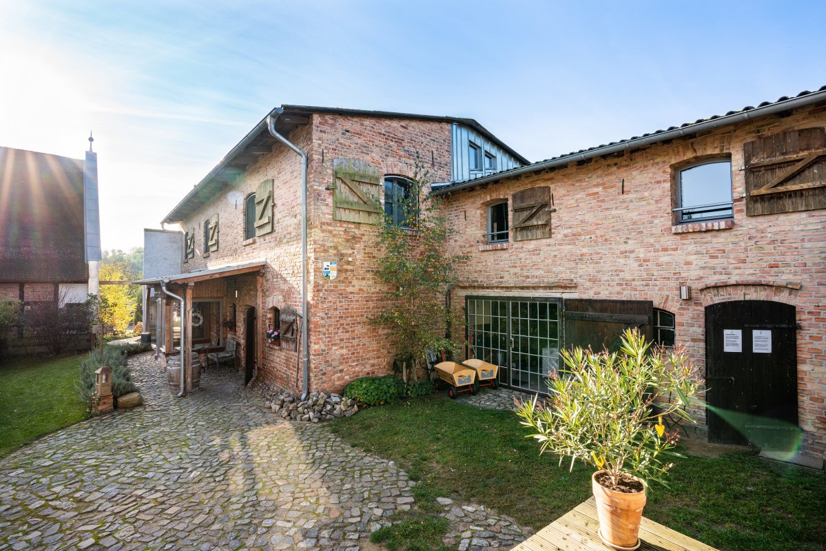 Brick house outside courtyard // © Backsteinhus Marcel Pieper Brick house outside courtyard // © Backsteinhus Marcel Pieper