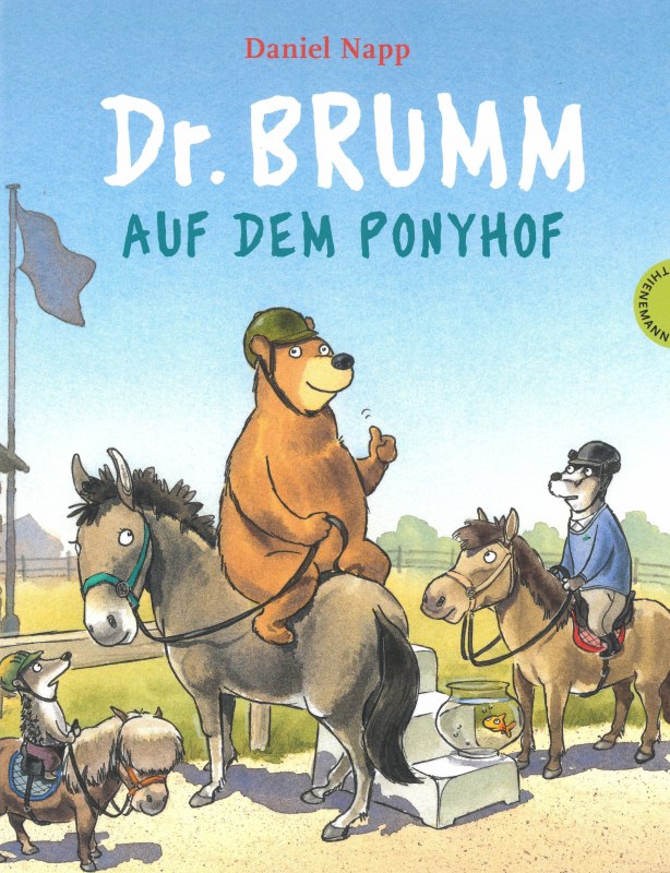 Book cover: Dr. Brumm and two friends sit on a pony; Dr. Brumm sits upside down // &copy; Stadtbibliothek Stralsund