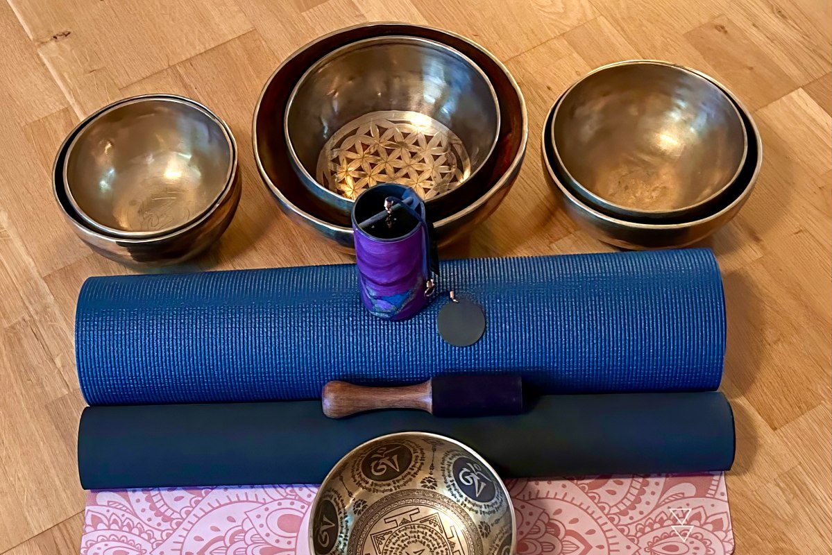 Setting the stage for a restorative break: Traditional singing bowls and gentle chimes are laid out on blue yoga mats, ready for the next meditative chakra sound journey. Preparing for deep relaxation and the harmonization of the energy centers. // © Sandra Dethier Setting the stage for a restorative break: Traditional singing bowls and gentle chimes are laid out on blue yoga mats, ready for the next meditative chakra sound journey. Preparing for deep relaxation and the harmonization of the energy centers. // © Sandra Dethier