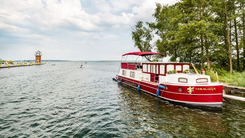 Houseboat "Tabaluga" enters the port of Zarretin // &copy; MV-T/Kirchgessner