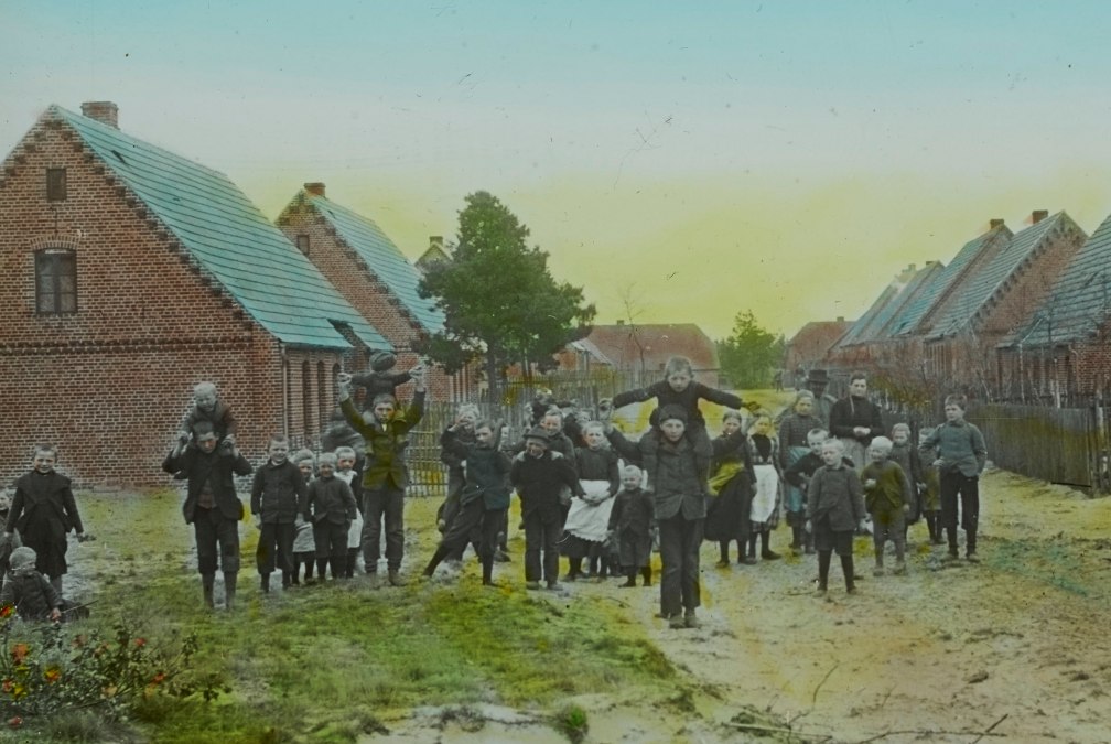Dzieciństwo w wiosce na początku XX wieku, © Freilichtmuseum für Volkskunde Schwerin-Mueß