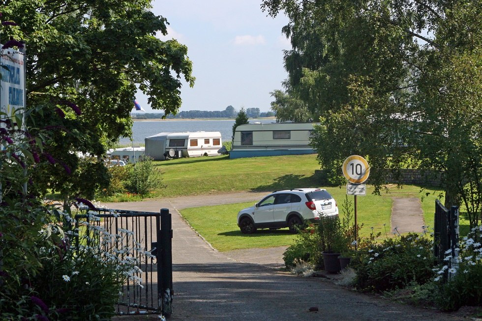 Widok na pole kempingowe // &copy; Sabrina Wittkopf-Schade