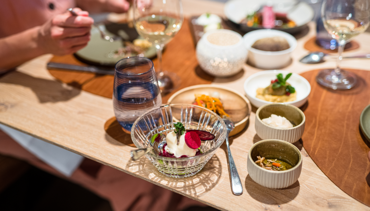 2025-04-24 09_48_49-Essen im Restaurant des »Hotel Nixe«_2 __ Food in the restaurant of »Hotel Nixe«, © Stadt Neustrelitz 2025-04-24 09_48_49-Essen im Restaurant des »Hotel Nixe«_2 __ Food in the restaurant of »Hotel Nixe«, © Stadt Neustrelitz