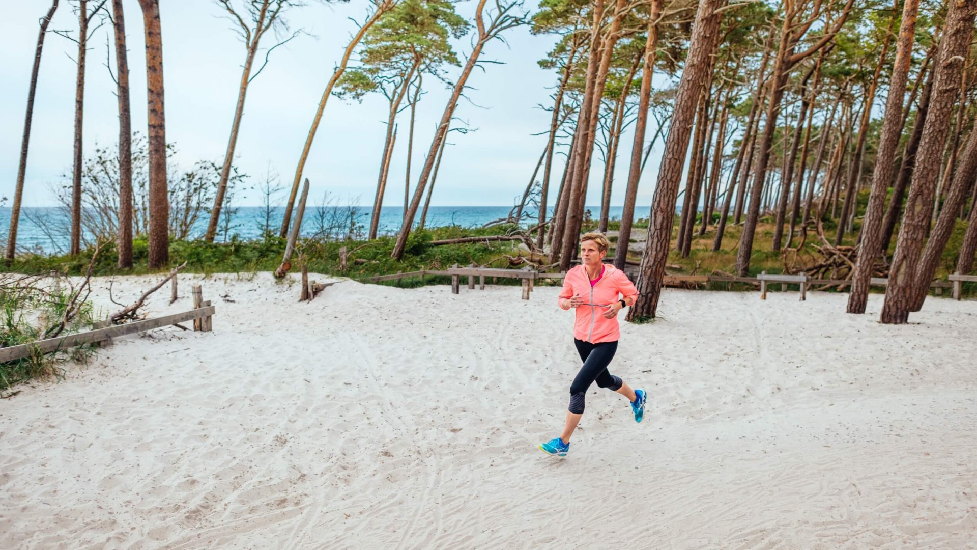 Anne na trasie biegowej na Darßer Weststrand - biegnie przez piasek // Unikalna mieszanka słonego powietrza i żywicznego zapachu lasu - Anne na trasie biegowej na Darßer Weststrand // © MV-T/Tiemann Anne na trasie biegowej na Darßer Weststrand - biegnie przez piasek