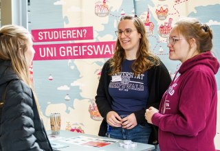 Twee studenten adviseren een leerling over studeren in Greifswald // © Gina Heitmann/UG Twee studenten adviseren een leerling over studeren in Greifswald // © Gina Heitmann/UG