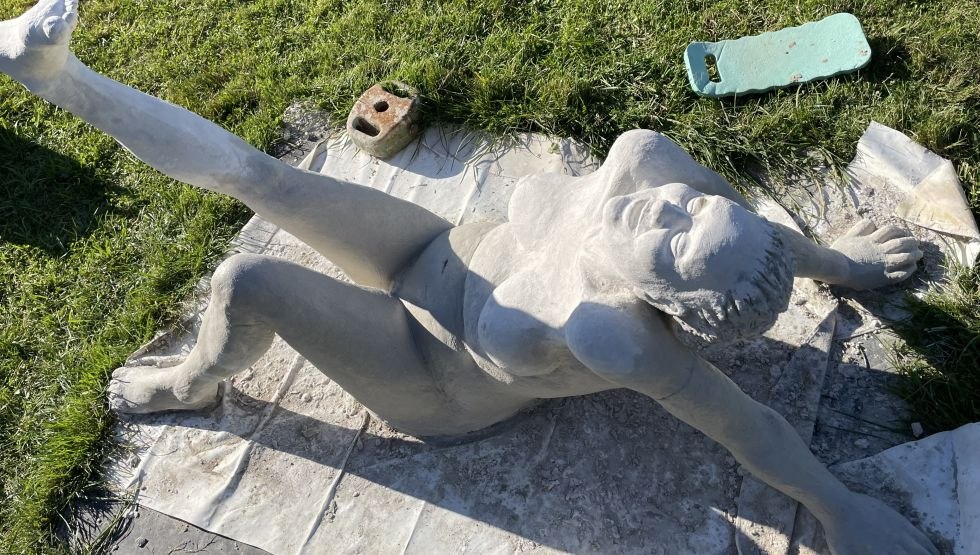 Als je mooi wilt zijn, moet je lachen - levensgrote betonnen sculptuur, © Maren Merkel Als je mooi wilt zijn, moet je lachen - levensgrote betonnen sculptuur, © Maren Merkel