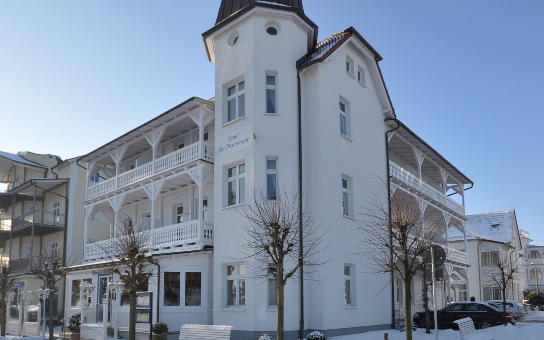 Ons particuliere strandhotel ligt direct aan het zandstrand en de boulevard van Binz., © Strandhotel zur Promenade