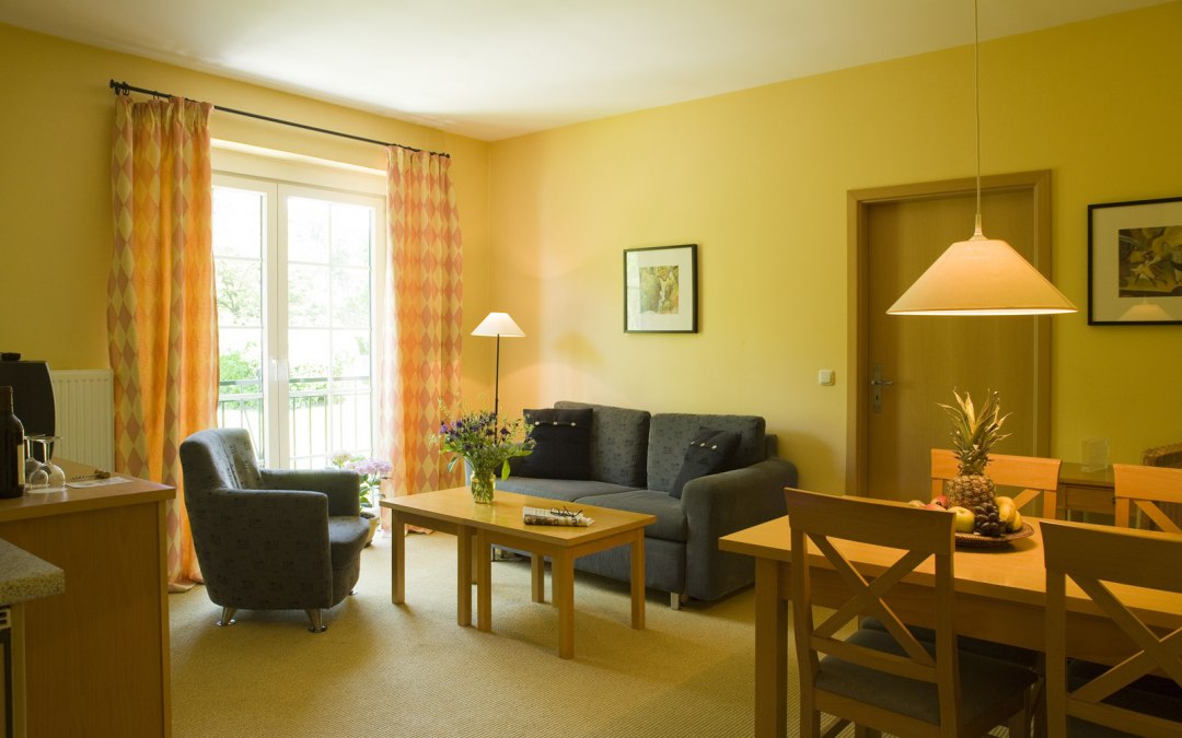 Woonruimte vakantieflat met uitzicht op de tuin, © FerienResidenz MüritzPark