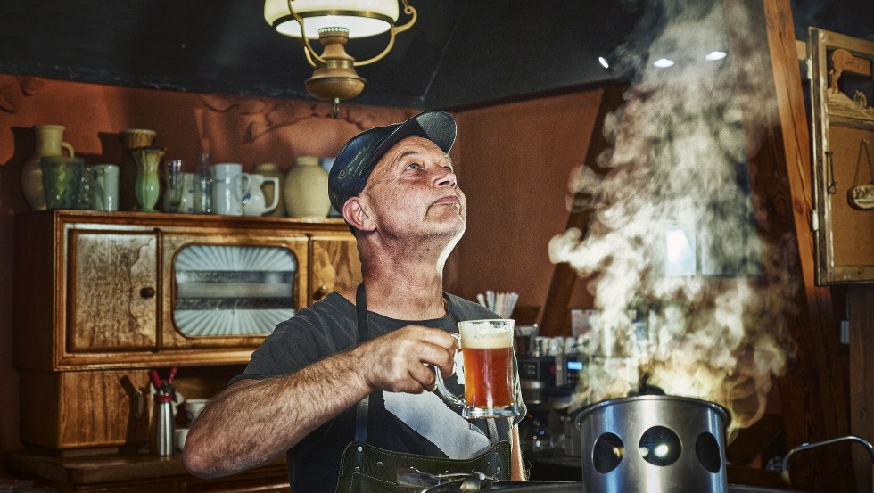 De meesterbrouwer geniet van zijn werk. // © MV-T/pocha.de De meesterbrouwer geniet van zijn werk. // © MV-T/pocha.de