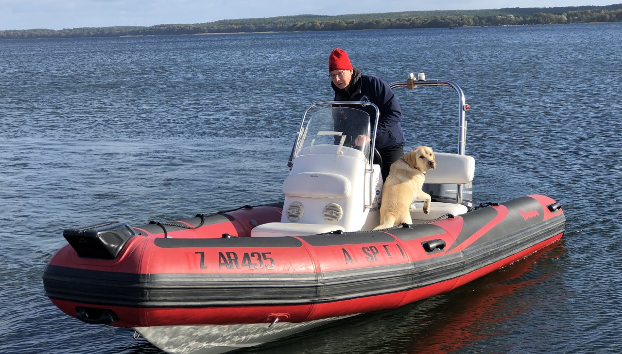 Czerwona nadmuchiwana łódź, © Plauer Hai-Live e. V. Czerwona nadmuchiwana łódź, © Plauer Hai-Live e. V.