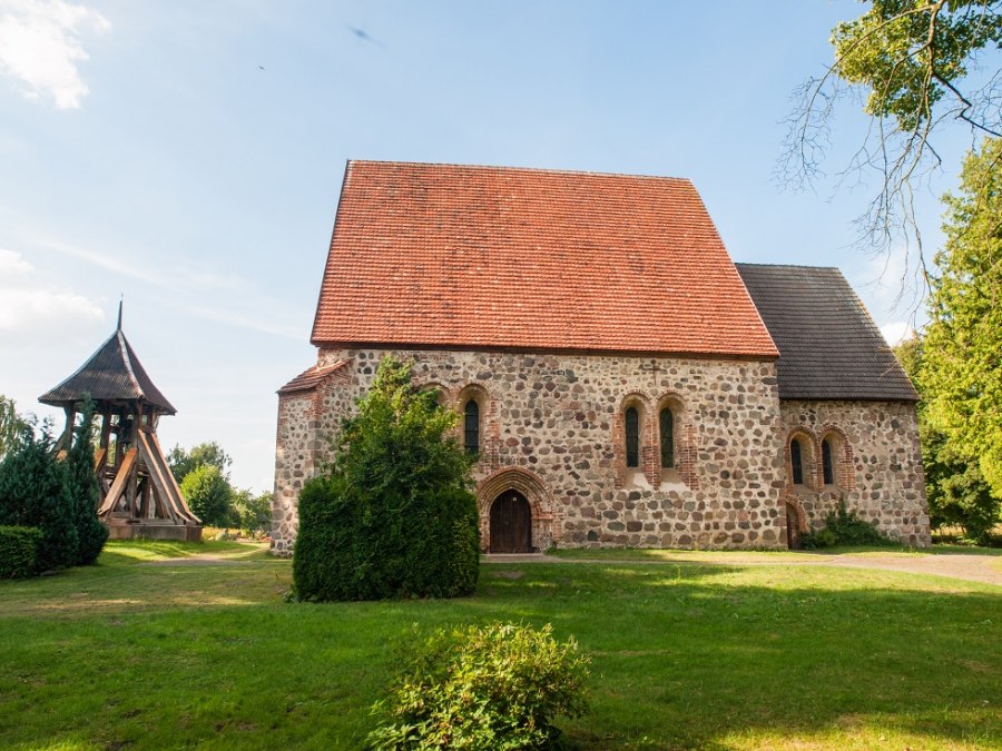 Kościół wiejski w Thelkow z dzwonnicą, © Frank Burger