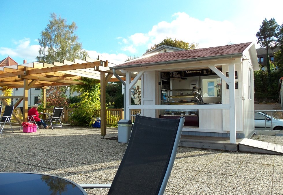 Verkoophuis voor het terras met softijsmachine, koffiezetapparaat en taartencounter, © Tortenmarie Photo