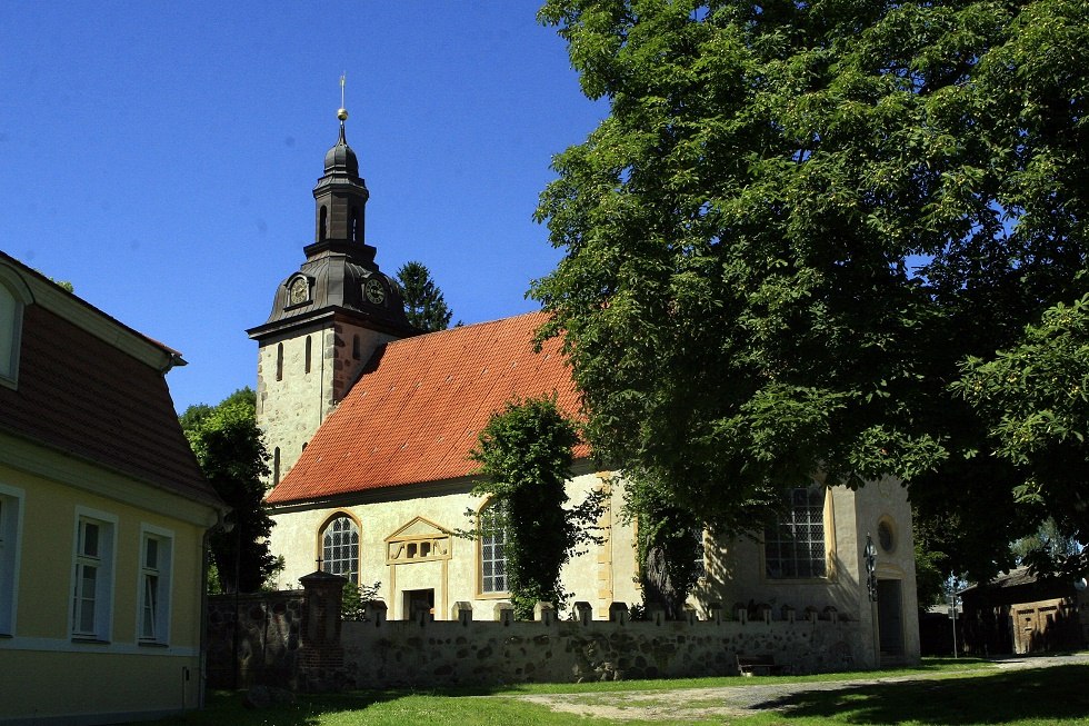 Buitenaanzicht van de kerk // &copy; Sabrina Wittkopf-Schade