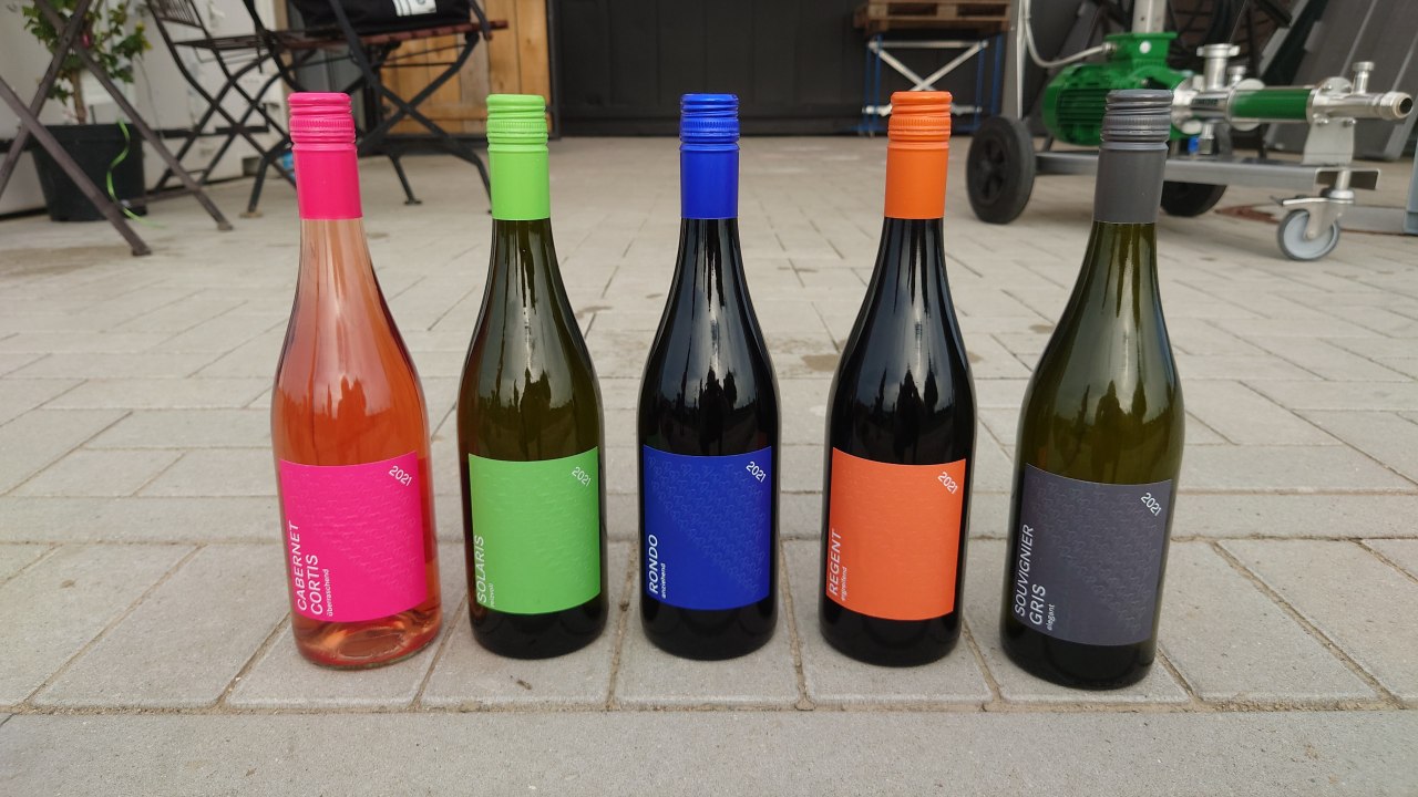 Het assortiment. 2 wit ... 2 rood ... 1 rosé // © wein-mv.de Het assortiment. 2 wit ... 2 rood ... 1 rosé // © wein-mv.de