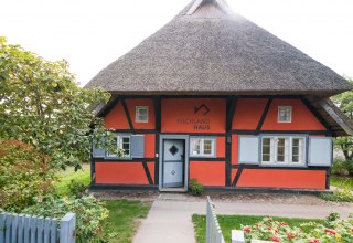 Fischlandhaus Bibliotheek kustplaats aan de Oostzee // © Moritz Kertzscher Fischlandhaus Bibliotheek kustplaats aan de Oostzee // © Moritz Kertzscher