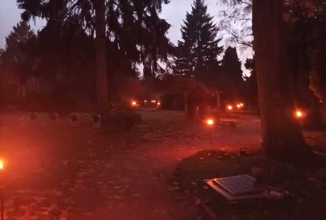 Impressions of light at the cemetery, © Alexander Jordt