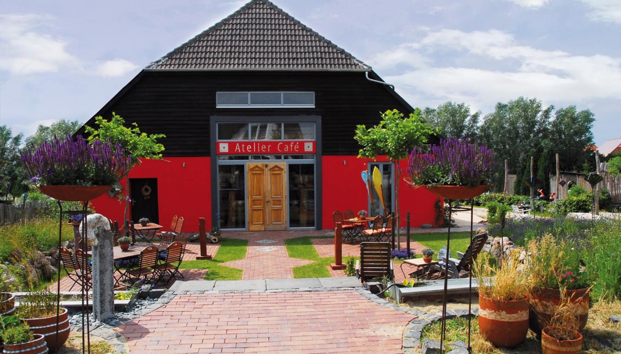 De stijlvol verbouwde schuur in Sembzin is een ontspanningsoord voor liefhebbers van kunst en culinaire hoogstandjes., © M. Cremer De stijlvol verbouwde schuur in Sembzin is een ontspanningsoord voor liefhebbers van kunst en culinaire hoogstandjes., © M. Cremer