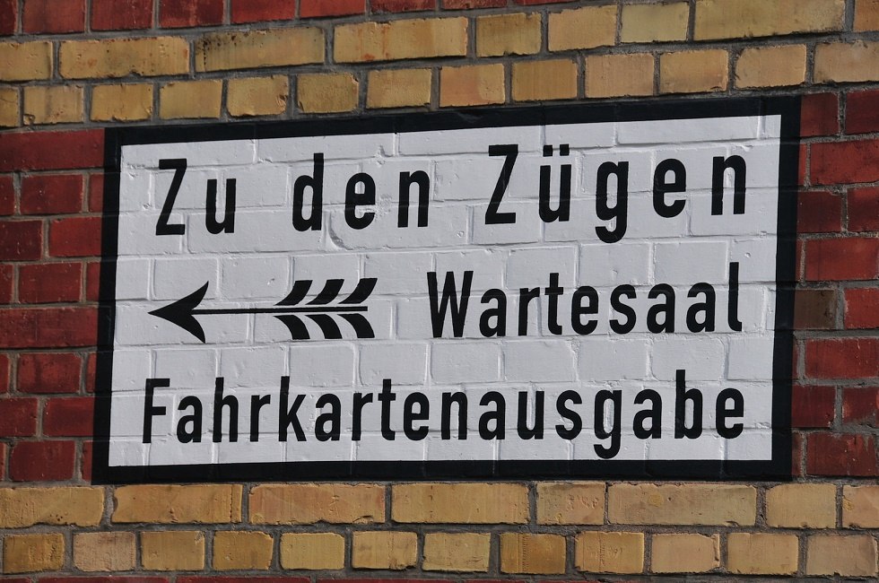 Signpost at Putbus station building, © Tourismuszentrale Rügen