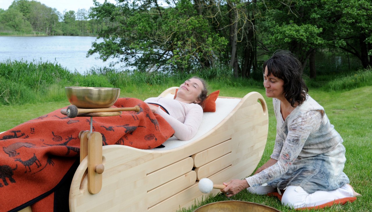 Martina Gläser-Böhme na fali dźwiękowej przed domem dźwiękowym w Klein Jasedow, © Martina Gläser-Böhme Martina Gläser-Böhme na fali dźwiękowej przed domem dźwiękowym w Klein Jasedow, © Martina Gläser-Böhme