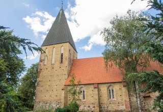 Die Dorfkirche Lambrechtshagen von der S&uuml;dfront fotografiert. // &copy; Frank Burger