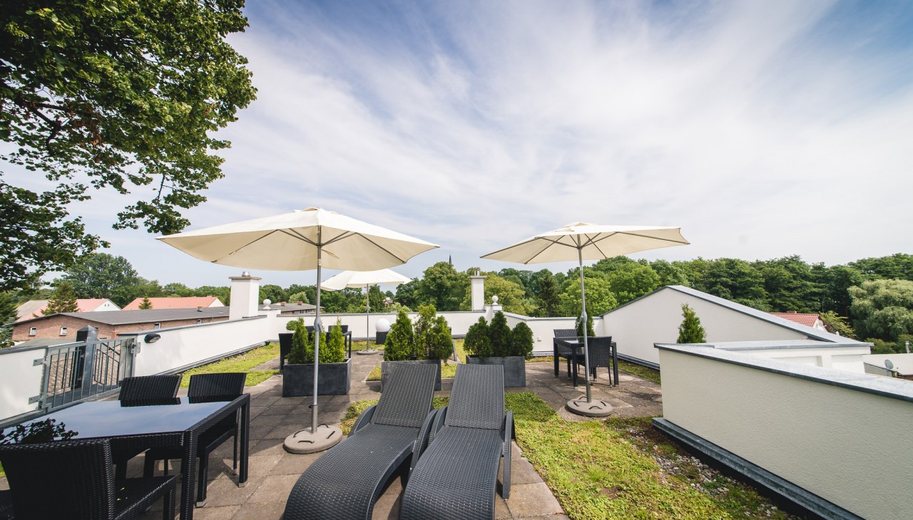 Het dakterras van het landhuis Krummin biedt een uniek uitzicht over het dorp en is het hele jaar door toegankelijk voor alle gasten., © Gutshaus Krummin / Matthias Friel Het dakterras van het landhuis Krummin biedt een uniek uitzicht over het dorp en is het hele jaar door toegankelijk voor alle gasten., © Gutshaus Krummin / Matthias Friel