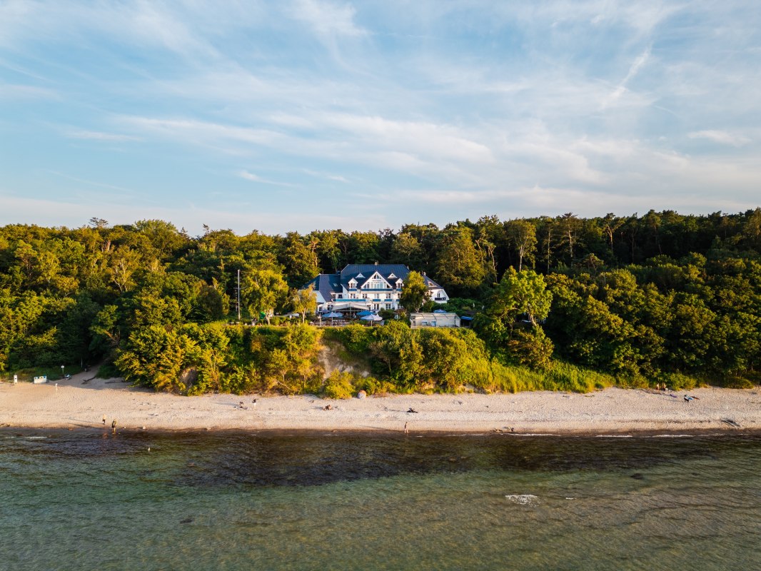 Luchtfoto van Ostseehotel Wilhelmshöhe met uitzicht op de Oostzee // © Hotel Wilhelmshöhe OHG Luchtfoto van Ostseehotel Wilhelmshöhe met uitzicht op de Oostzee // © Hotel Wilhelmshöhe OHG