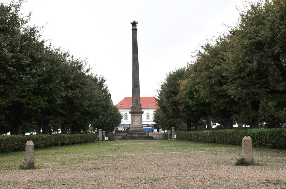 Obelisk w Circus Putbus. // © Tourismuszentrale Rügen Obelisk w Circus Putbus. // © Tourismuszentrale Rügen