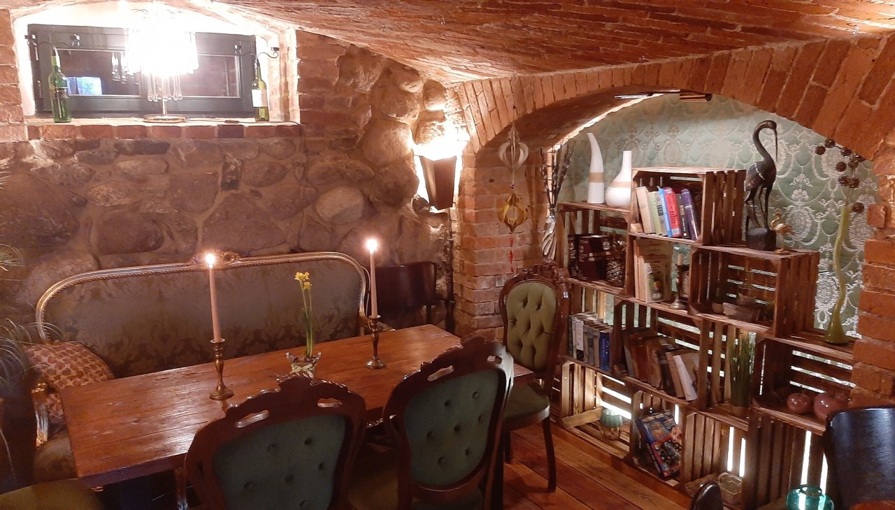 cozy sitting area with bookshelf, © Tina Schönfeld