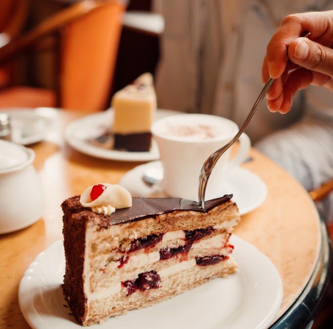 2025-04-25 09_20_29-Kuchen im Café Prag in Schwerin_2.jpg - IrfanView (Zoom_ 697 x 1046), © TMV/ Tiemann