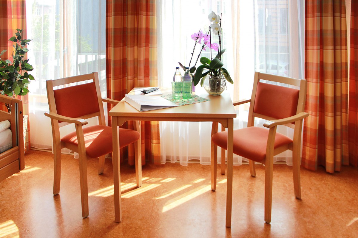 Lichte kamer met zithoek, &copy; Netzwerk f&uuml;r Menschen