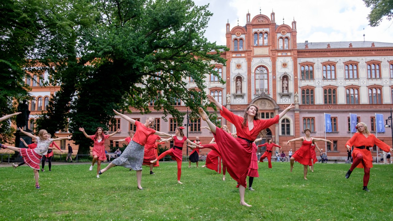 Wuthering Heights Day 2023 at Rostock&rsquo;s University Square &ndash; a group dance to Kate Bush. // &copy; Roland Ulrich