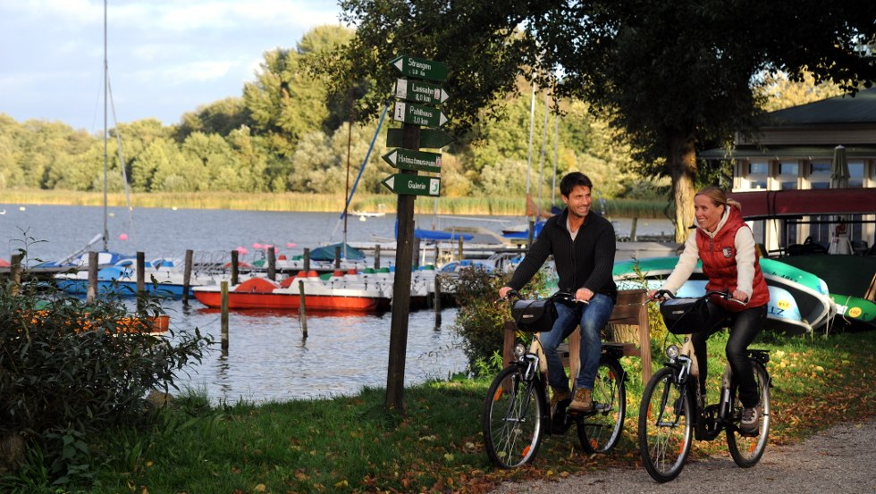 Fietsers op hun tocht door de Schaalsee, © TMV/Foto@Andreas-Duerst.de
