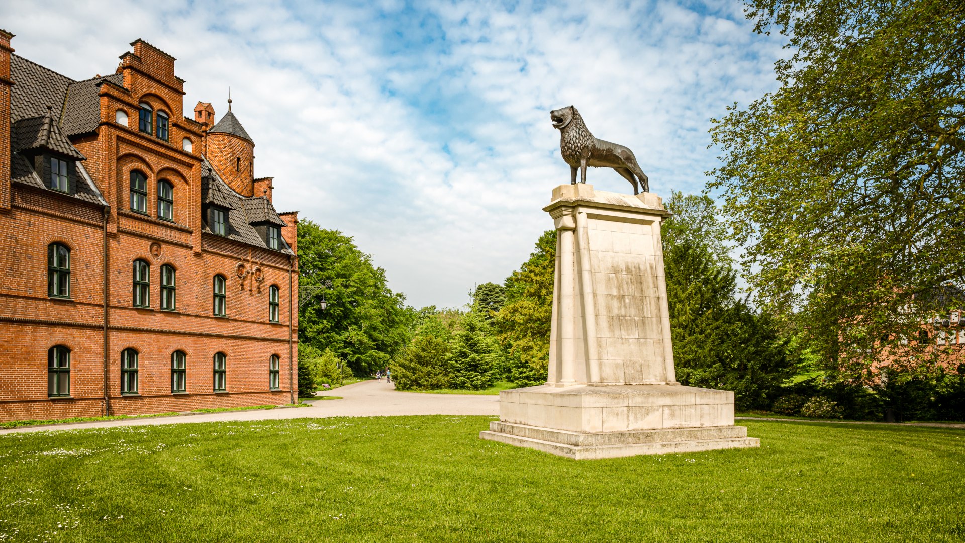 Kasteel Wiligrad met de replica van de Brunswijkse leeuw., © TMV/Tiemann