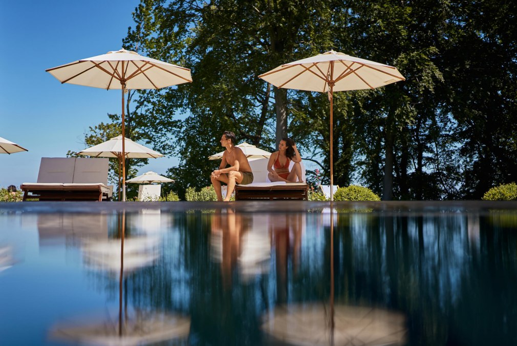 Relaxation by the pool at Hotel Nordperd & Villas in Göhren, © Arne Nagel Relaxation by the pool at Hotel Nordperd & Villas in Göhren, © Arne Nagel