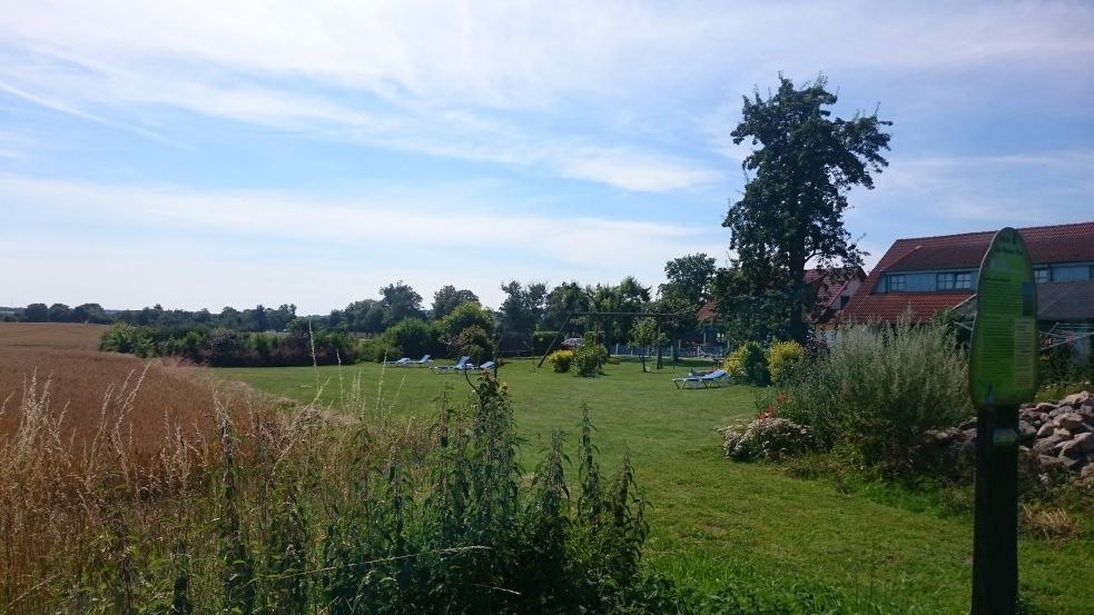 Ogr&oacute;d wiejskiego domu Sietow // &copy; MV-T/UB