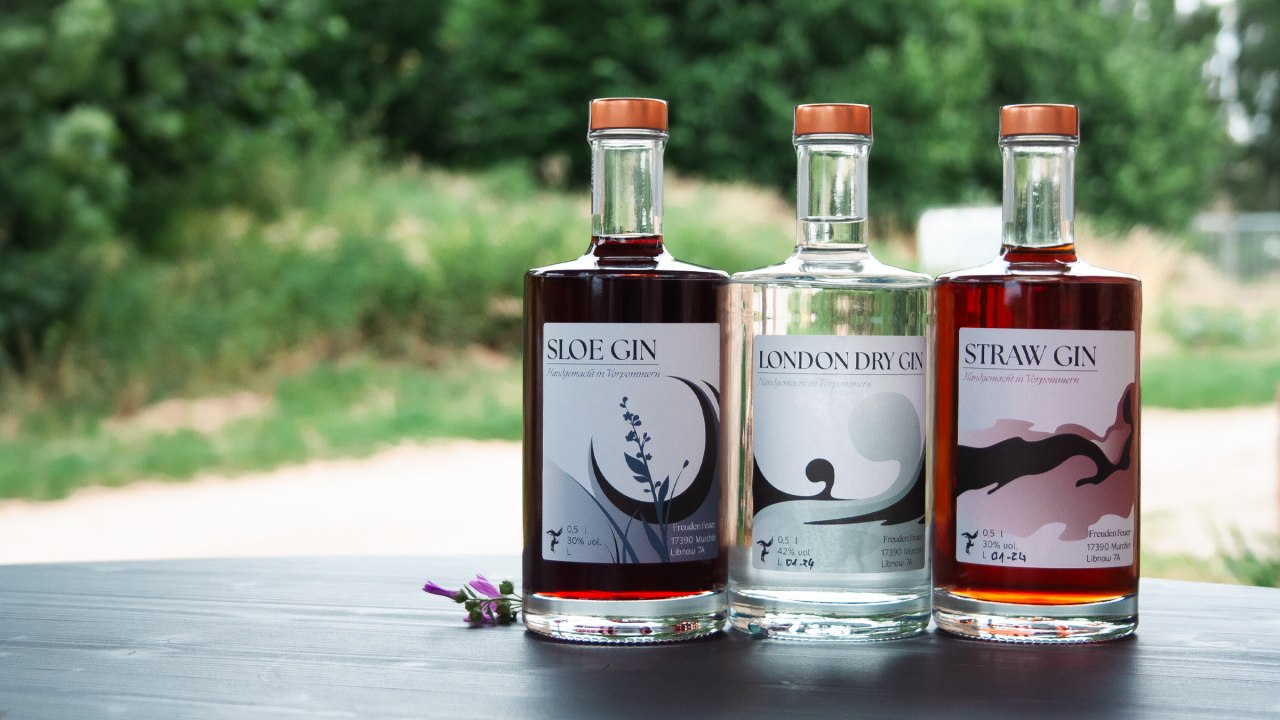 De gins. Een categorie naast single-variietal fruitbrandewijnen, geists, likeuren en ciders die op de fles worden gefermenteerd volgens de champagnemethode. // © FreudenFeuer Destillerie GbR De gins. Een categorie naast single-variietal fruitbrandewijnen, geists, likeuren en ciders die op de fles worden gefermenteerd volgens de champagnemethode. // © FreudenFeuer Destillerie GbR