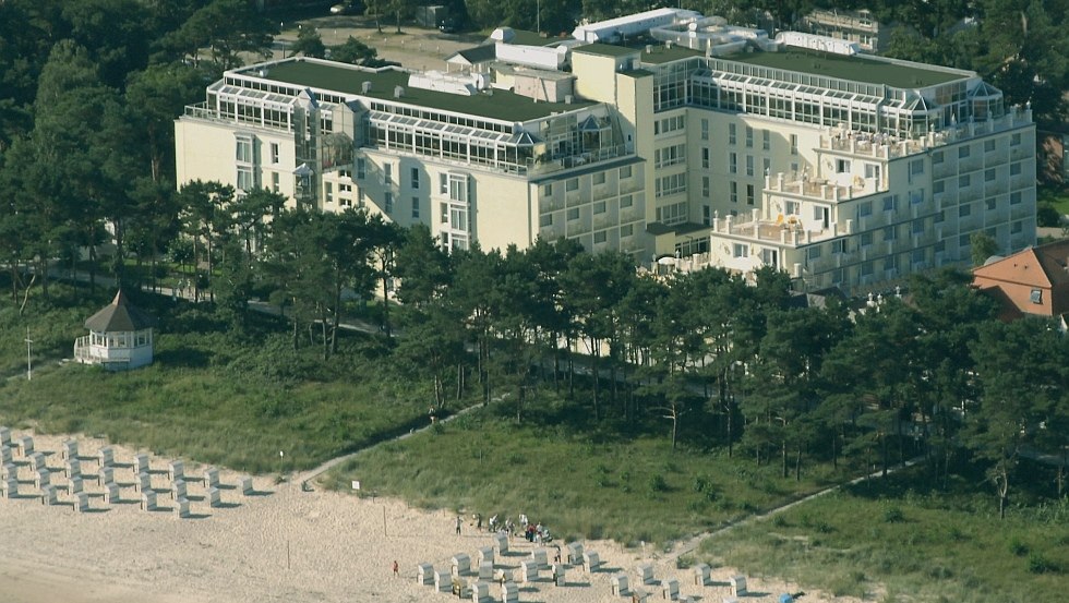 Direct aan het kilometerslange zandstrand van Binz. Geniet van het geluid van de zee en breng een vakantie door op een toplocatie., © Rugard Strandhotel