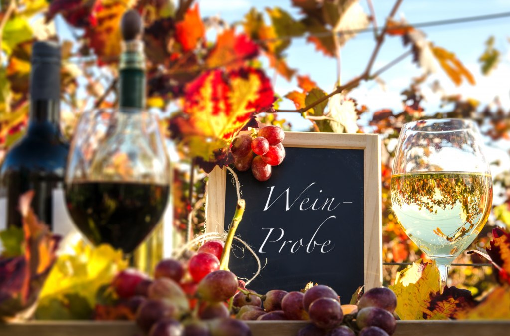 Red wine Wine glass and grapes with sign Wine tasting, © von Doris Oberfrank-List - AdobeStock Red wine Wine glass and grapes with sign Wine tasting, © von Doris Oberfrank-List - AdobeStock