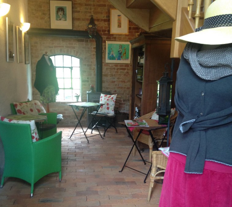 Kunst, mode en wijn vormen een prachtige symbiose in de zomerwinkel., © Silke Voß