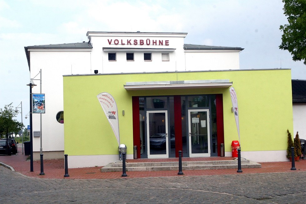 Buitenaanzicht van de bioscoop, &copy; Sabrina Wittkopf-Schade