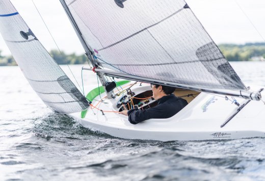 Je moet niet bang zijn voor water. Als het hard waait, kan er wat water in de boot klotsen. // © MV-T/Gross Je moet niet bang zijn voor water. Als het hard waait, kan er wat water in de boot klotsen.