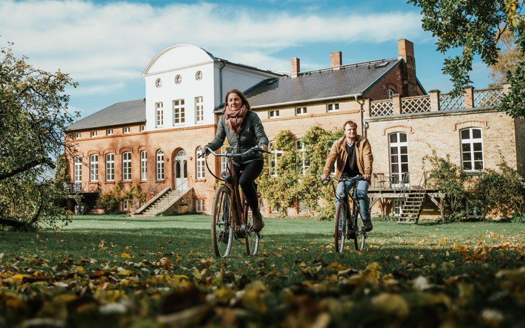 Experience manor houses on two wheels // &copy; 1000seen.de
