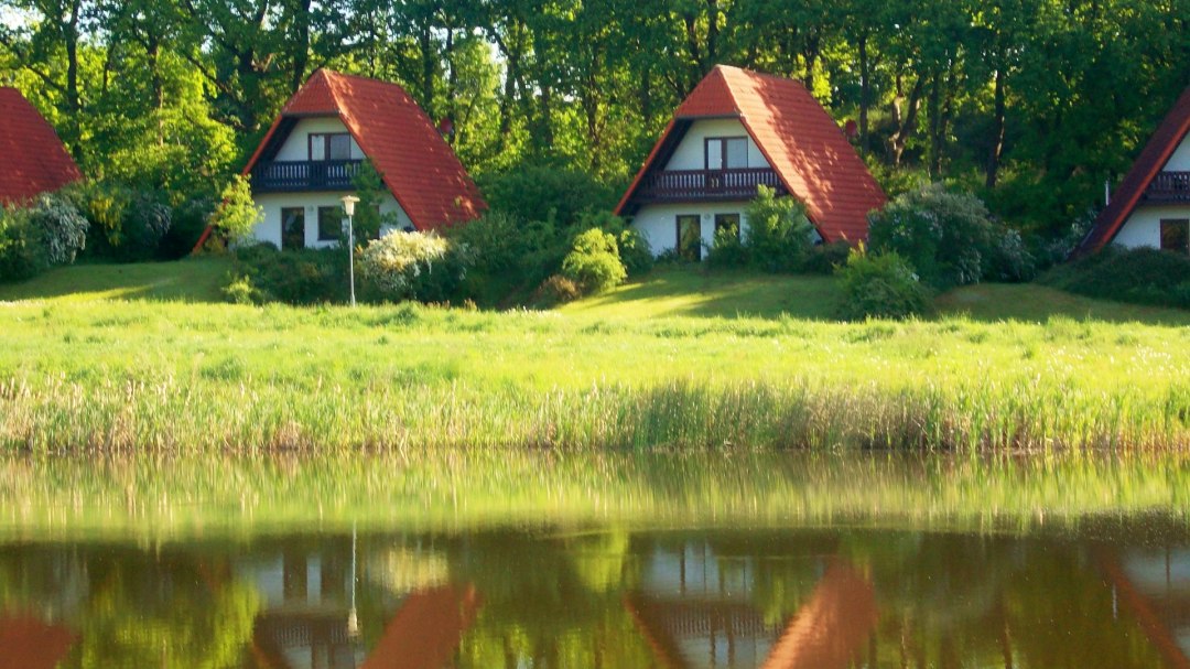 Domy Fin bezpośrednio nad Recknitz, © Recknitz Tourist