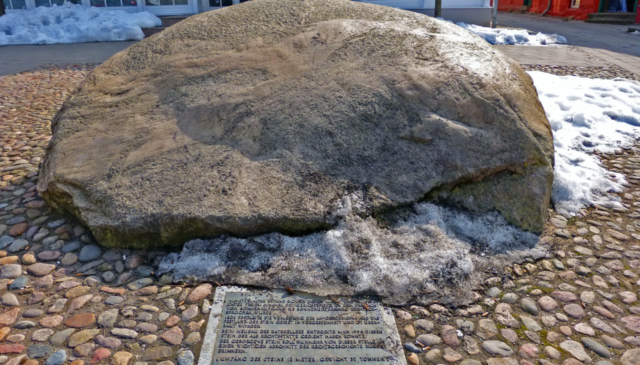 Głaz narzutowy na targu w Bergen, © Archäo Tour Rügen Głaz narzutowy na targu w Bergen, © Archäo Tour Rügen