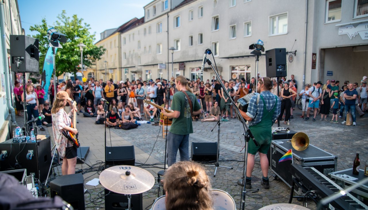 A band plays at the Fête de la Musique 2025 on the stage at the Aufladen in Wartlaustraße in Neubrandenburg's city center., © Jessica Schuck A band plays at the Fête de la Musique 2025 on the stage at the Aufladen in Wartlaustraße in Neubrandenburg's city center., © Jessica Schuck