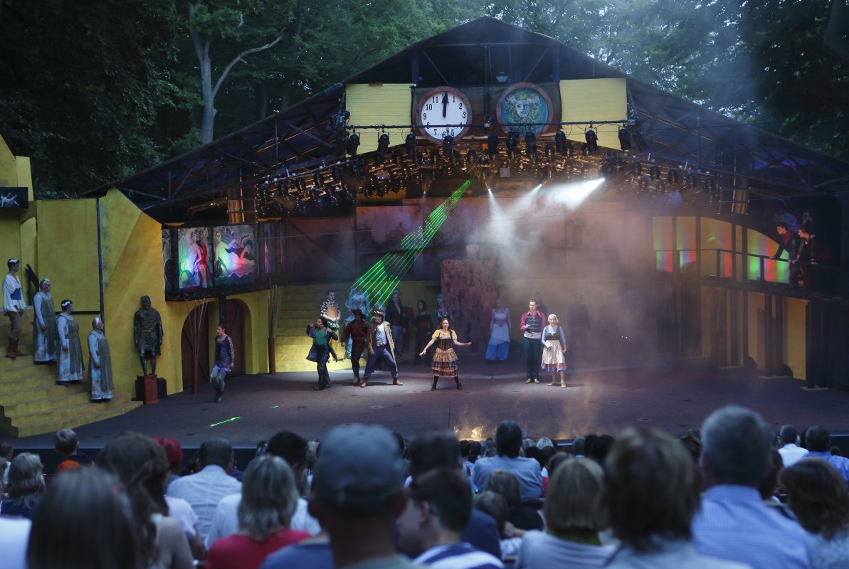 Sc&egrave;ne uit de theatershow "Vineta", &copy; KoehlerVorpommersche Landesb&uuml;hne