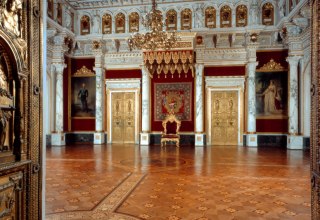 Widok na salę tronową Wielkiego Księcia w mieszkaniach mieszkalnych i państwowych Muzeum w zamku Schwerin // © Lothar Steiner © Staatliches Museum Schwerin Widok na salę tronową Wielkiego Księcia w mieszkaniach mieszkalnych i państwowych Muzeum w zamku Schwerin // © Lothar Steiner © Staatliches Museum Schwerin
